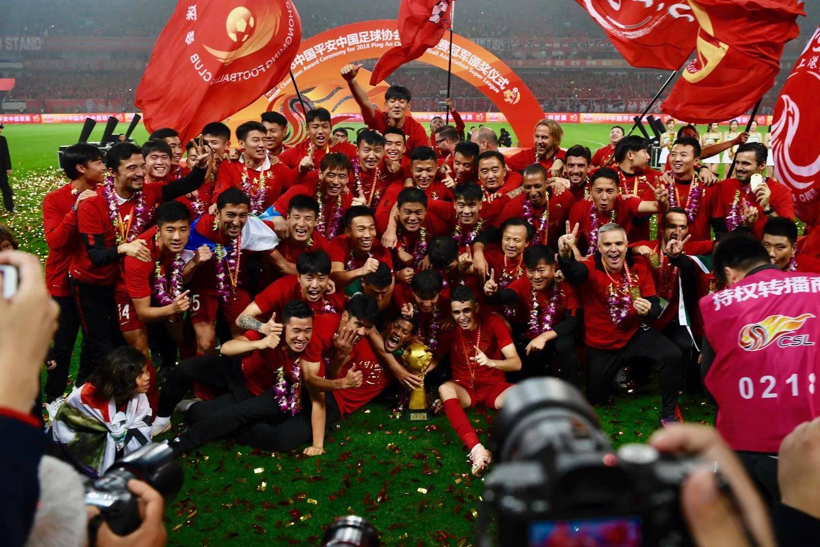 红蓝之战引发球迷热议，双方实力对决