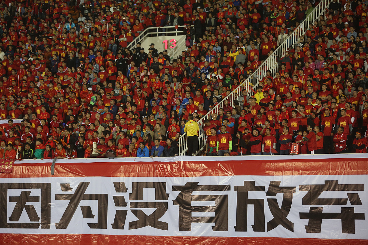 包含国际足坛强队交锋，胜负悬念引人入胜的词条