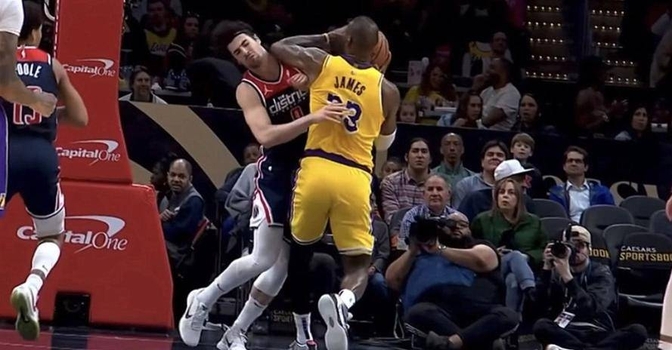 赛场上的争夺,引发球迷热议 赛场上的争夺,引发球迷热议