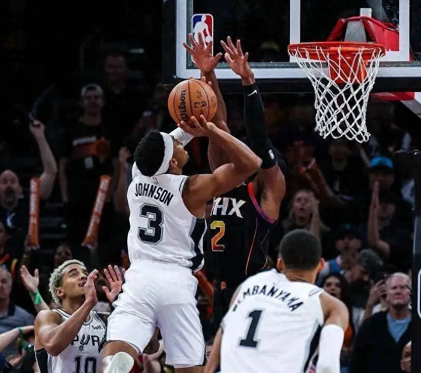 开云官网-包含雄鹿坚守内线强攻超远三分线的魔术碾压的词条