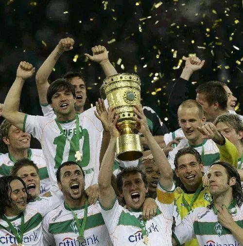 包含沙尔克主帅力挺球队士气,盼重现德甲巅峰的词条 包含沙尔克主帅力挺球队士气,盼重现德甲巅峰的词条