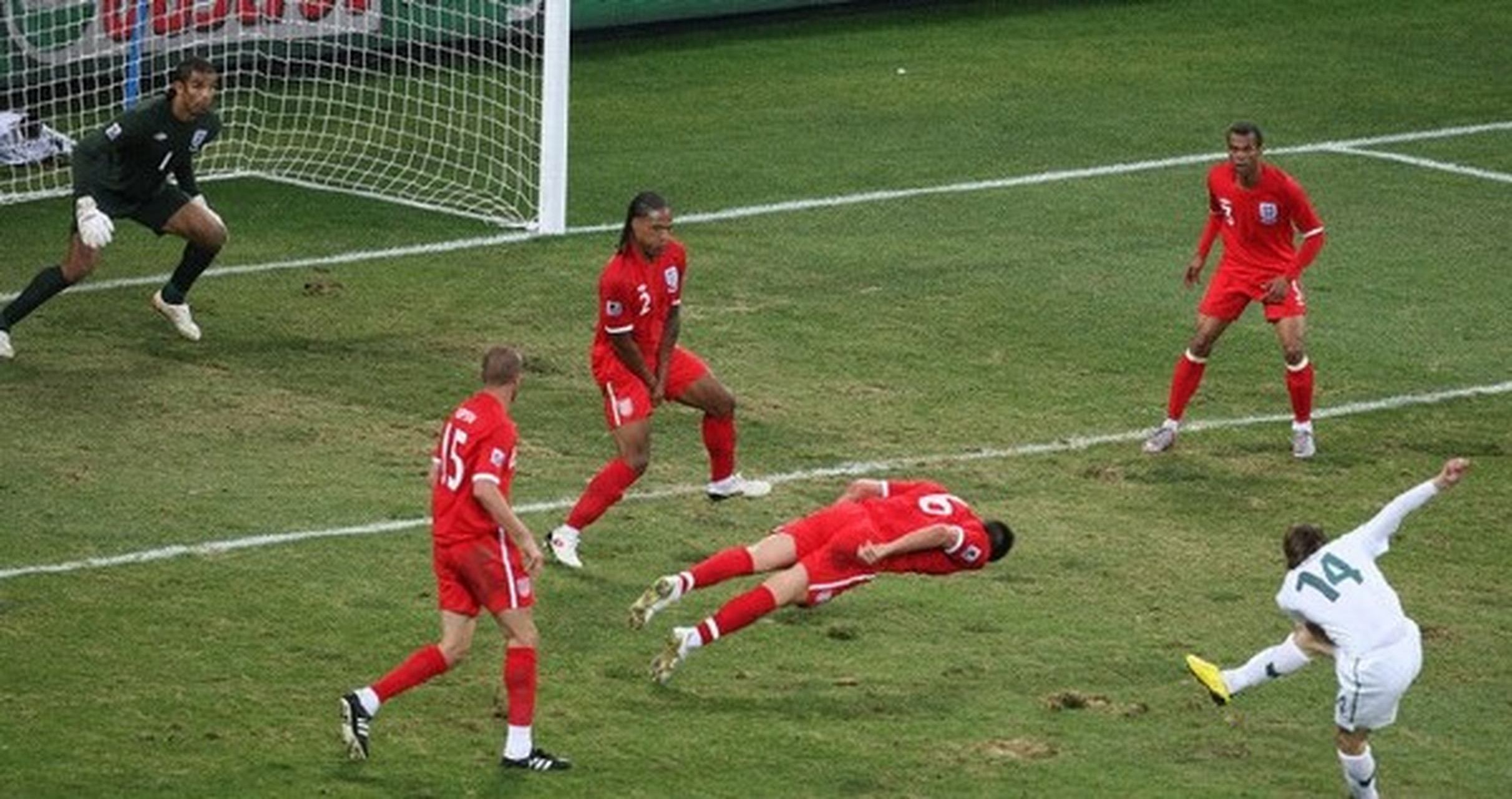 开云体育官网-足球比赛中球员技艺精湛，场面激烈