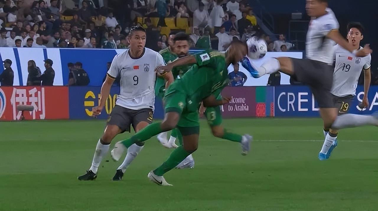 开云平台-比赛中出现红牌，球队人数劣势难以逆转