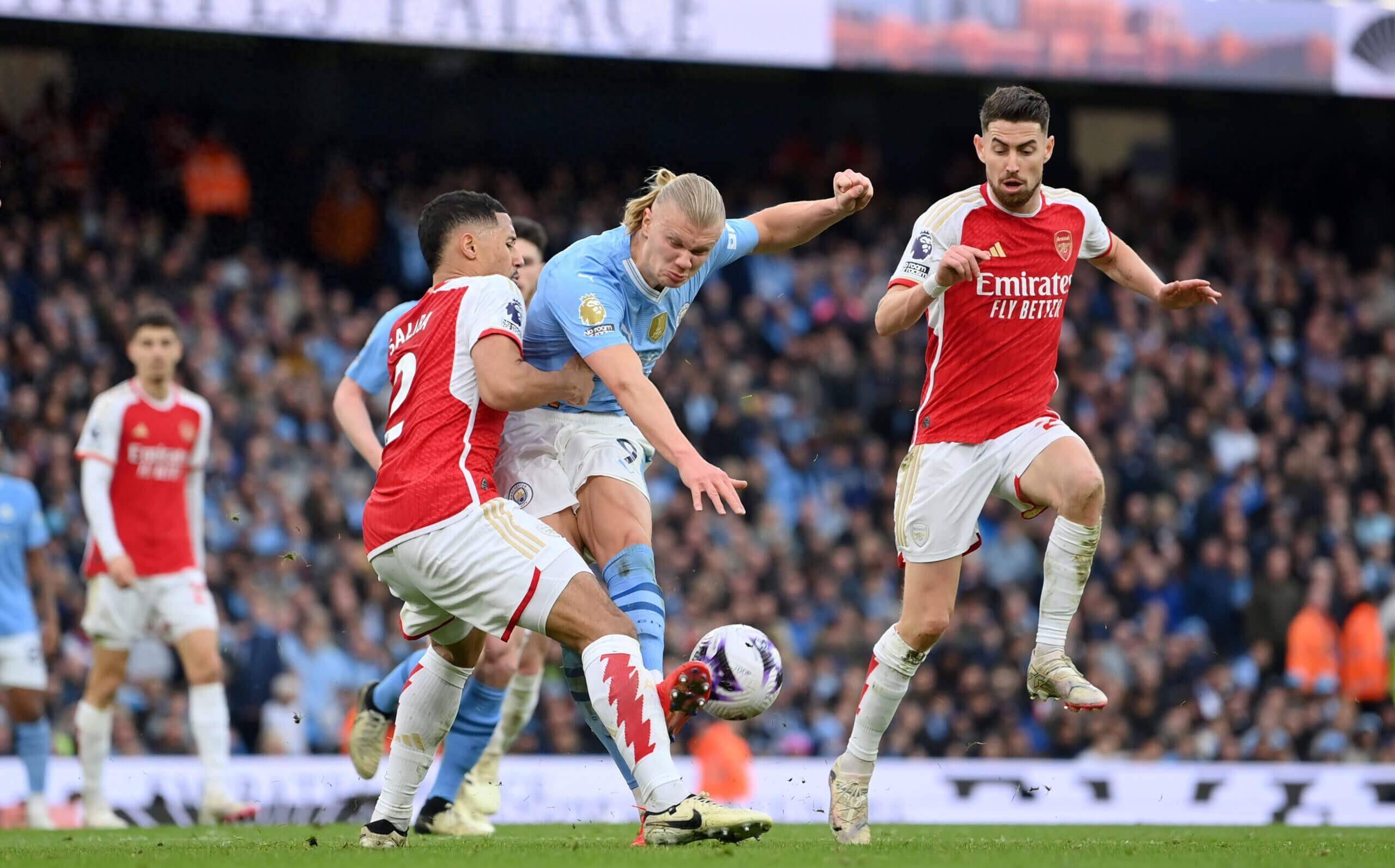 开云官网-伊蒂哈德球场遭遇暴雨，比赛取消