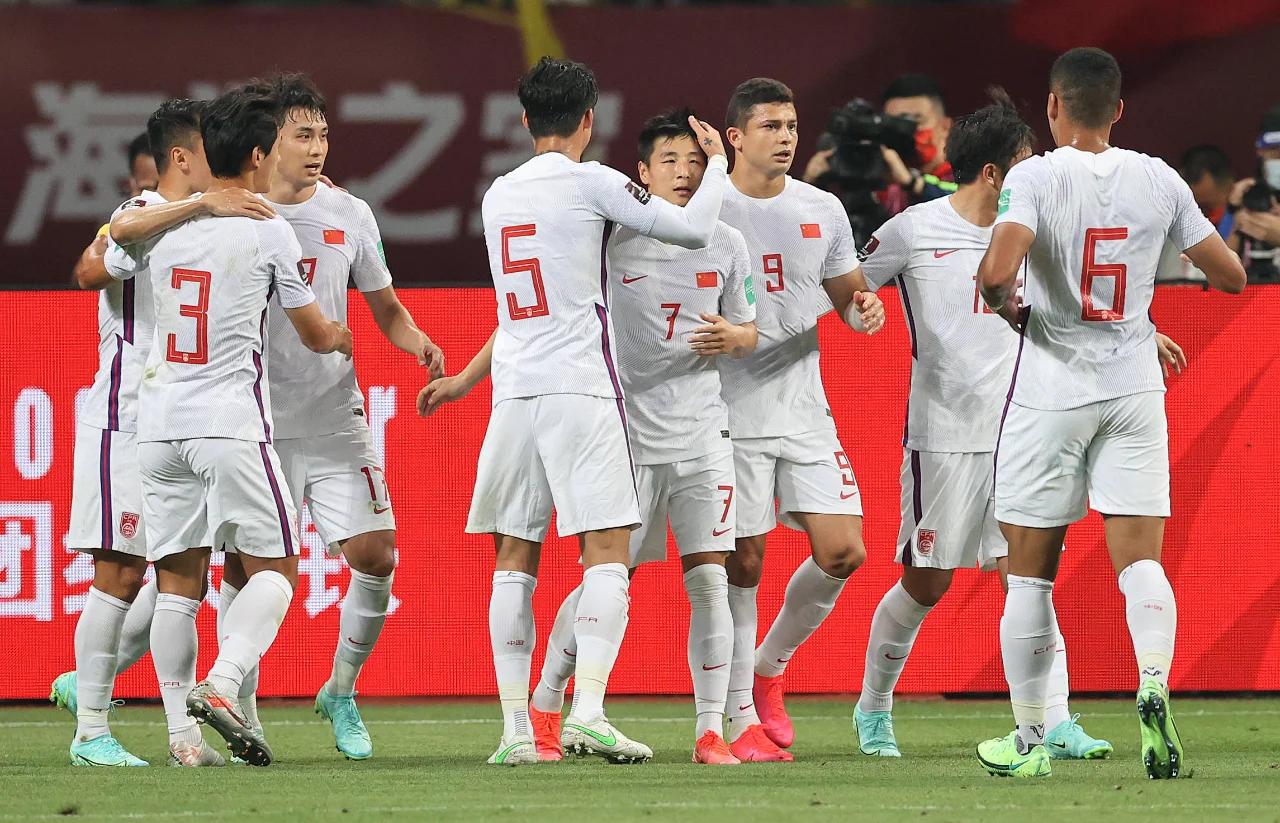 开云体育官网-国足备战国际足球盛宴，冲刺高峰，斗志昂扬