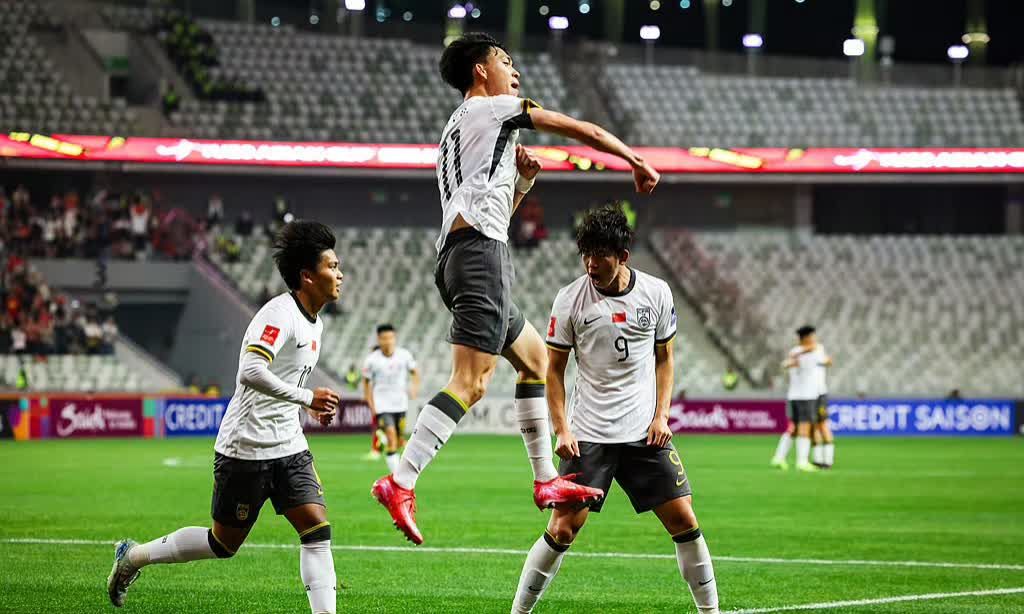 开云体育官网-体育比赛中,球员们与对手搏斗至最后