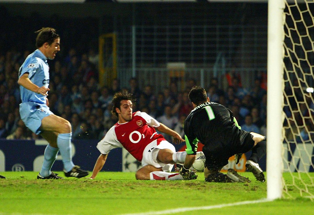 体育比赛中,球员们与对手搏斗至最后 体育比赛中,球员们与对手搏斗至最后