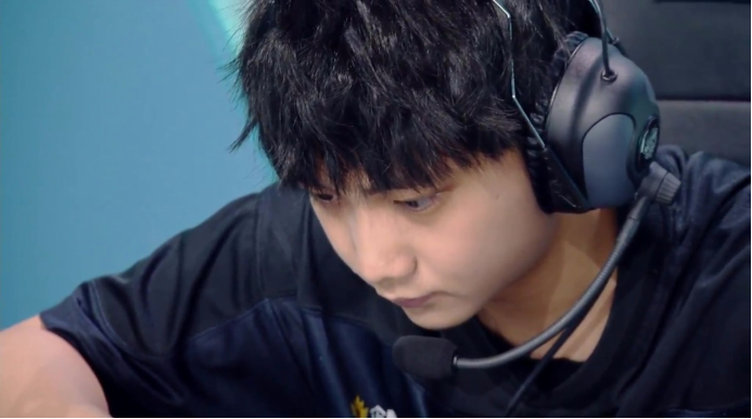 极速进攻力压对手,顺利晋级决赛 极速进攻力压对手,顺利晋级决赛