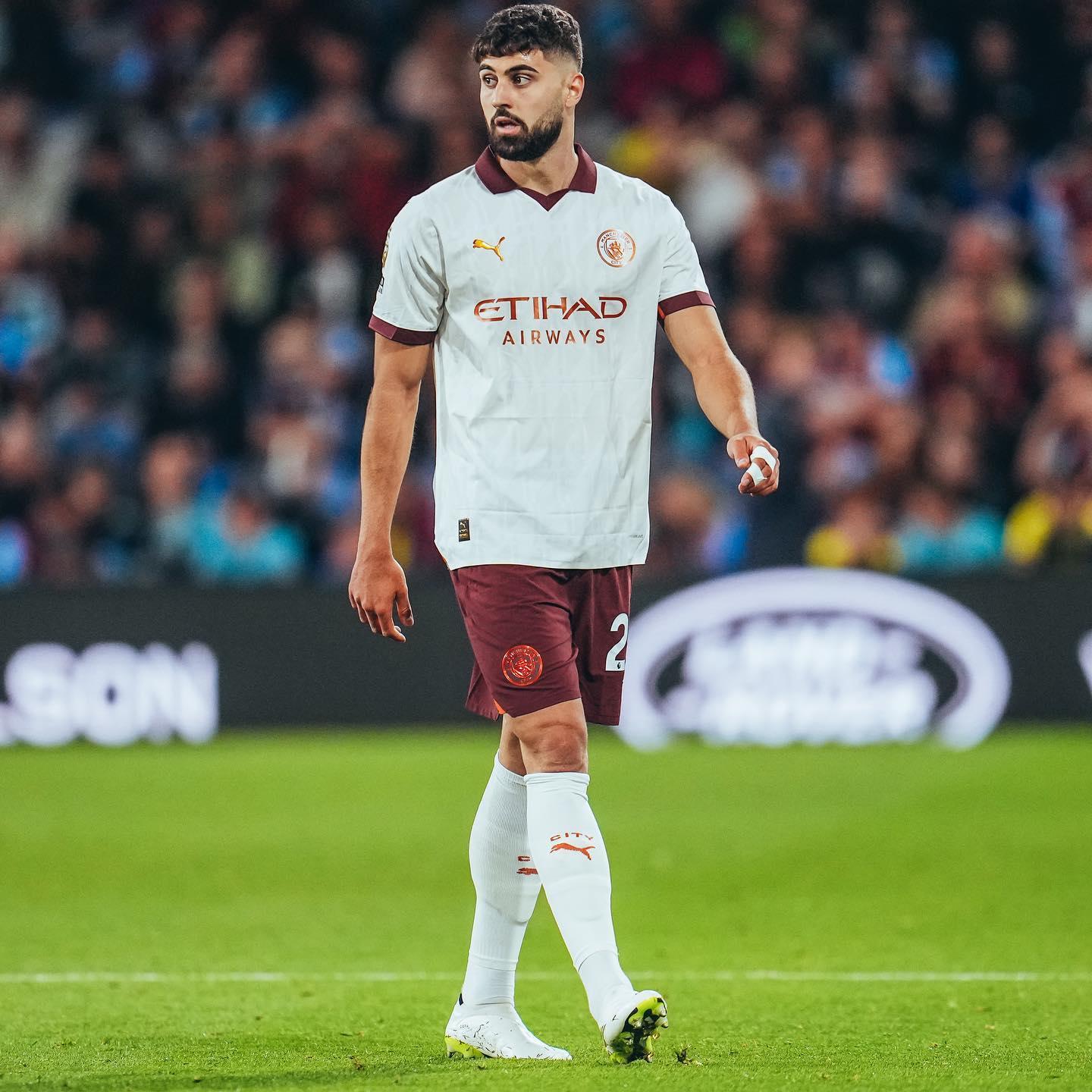 关于曼城客场大胜伯恩利,提前两轮夺冠无悬念的信息 关于曼城客场大胜伯恩利,提前两轮夺冠无悬念的信息