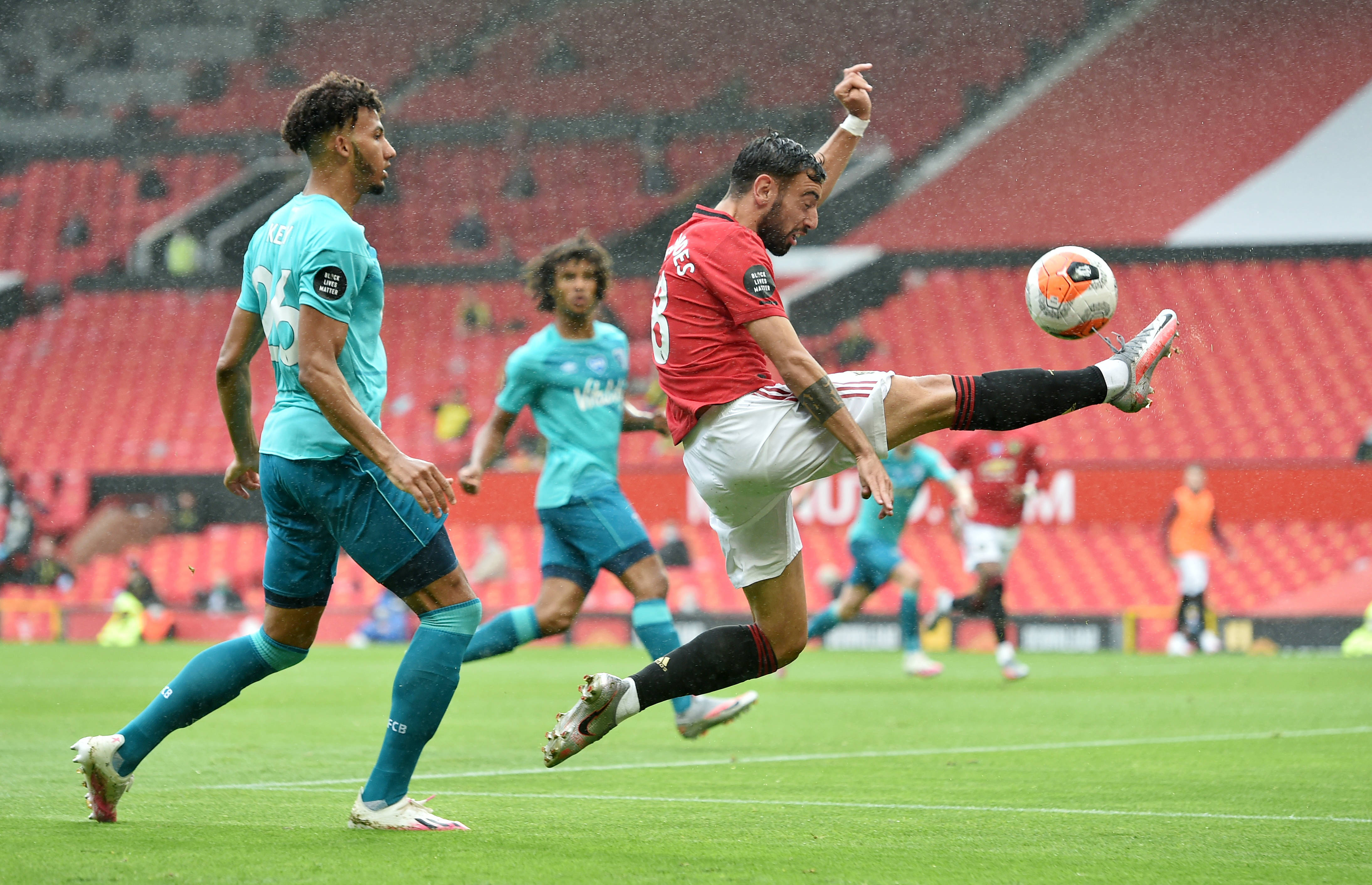 开云体育app-西汉姆联客场战平沃特福德，球员欢呼庆祝殷勤的简单介绍