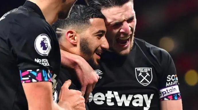 西汉姆联客场战平沃特福德,球员欢呼庆祝殷勤的简单介绍 西汉姆联客场战平沃特福德,球员欢呼庆祝殷勤的简单介绍