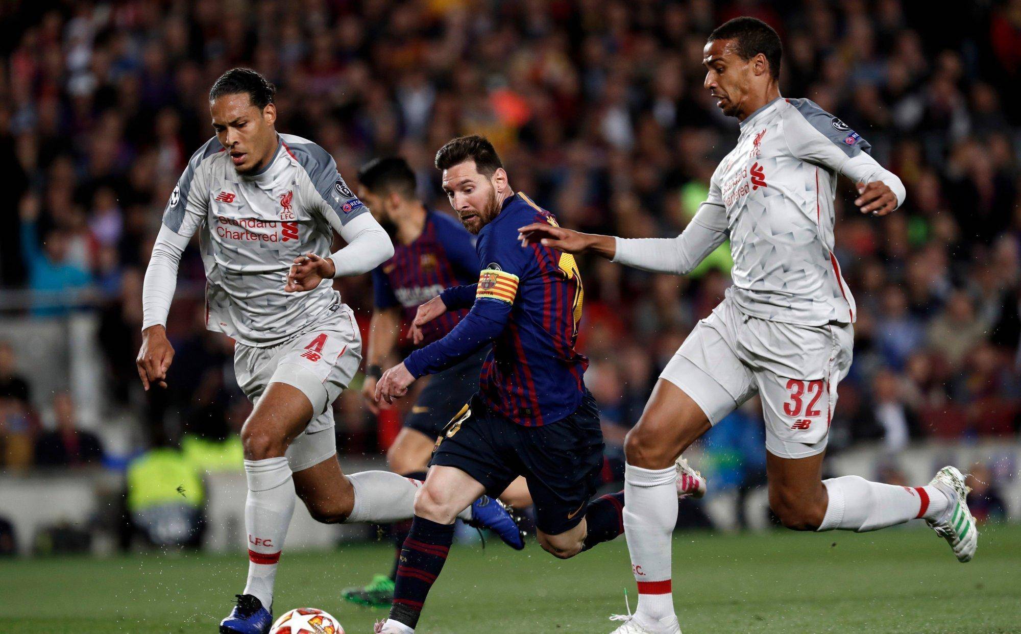 开云平台-足球赛场上发生精彩一幕，引发球迷热议的简单介绍