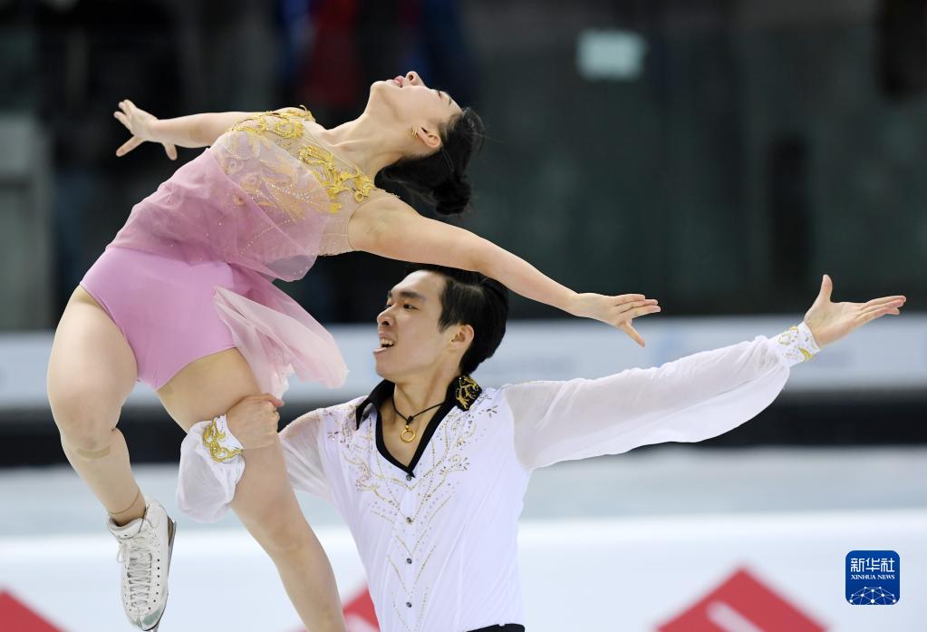 法国选手在花样滑冰比赛中夺冠 法国选手在花样滑冰比赛中夺冠