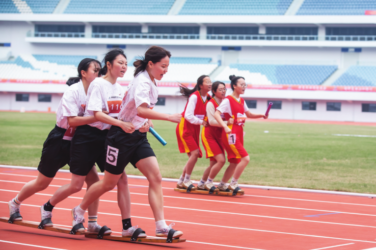运动员跌倒后,奋力冲刺,终获好成绩的简单介绍 运动员跌倒后,奋力冲刺,终获好成绩的简单介绍