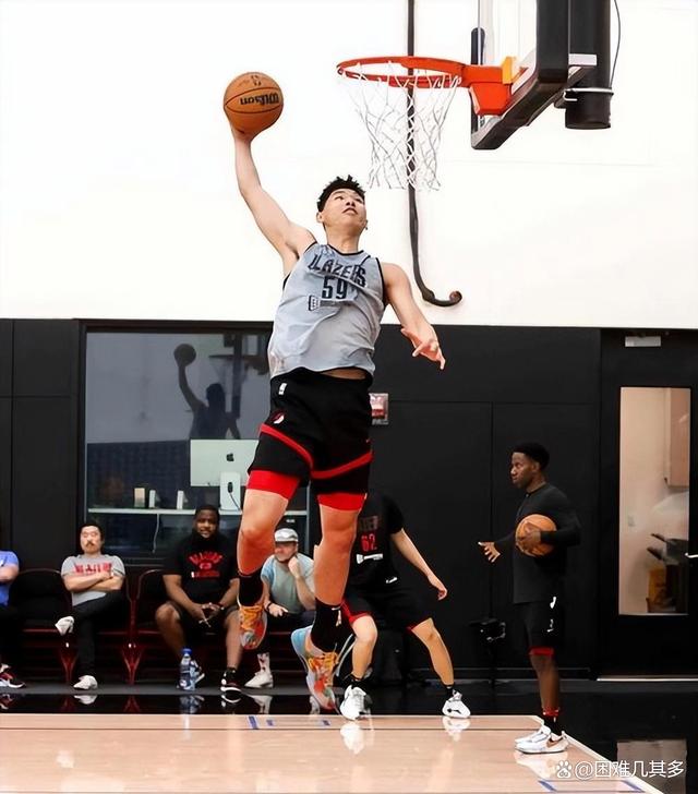 开云体育登录-篮球新秀表现出色，成为球队关键一环