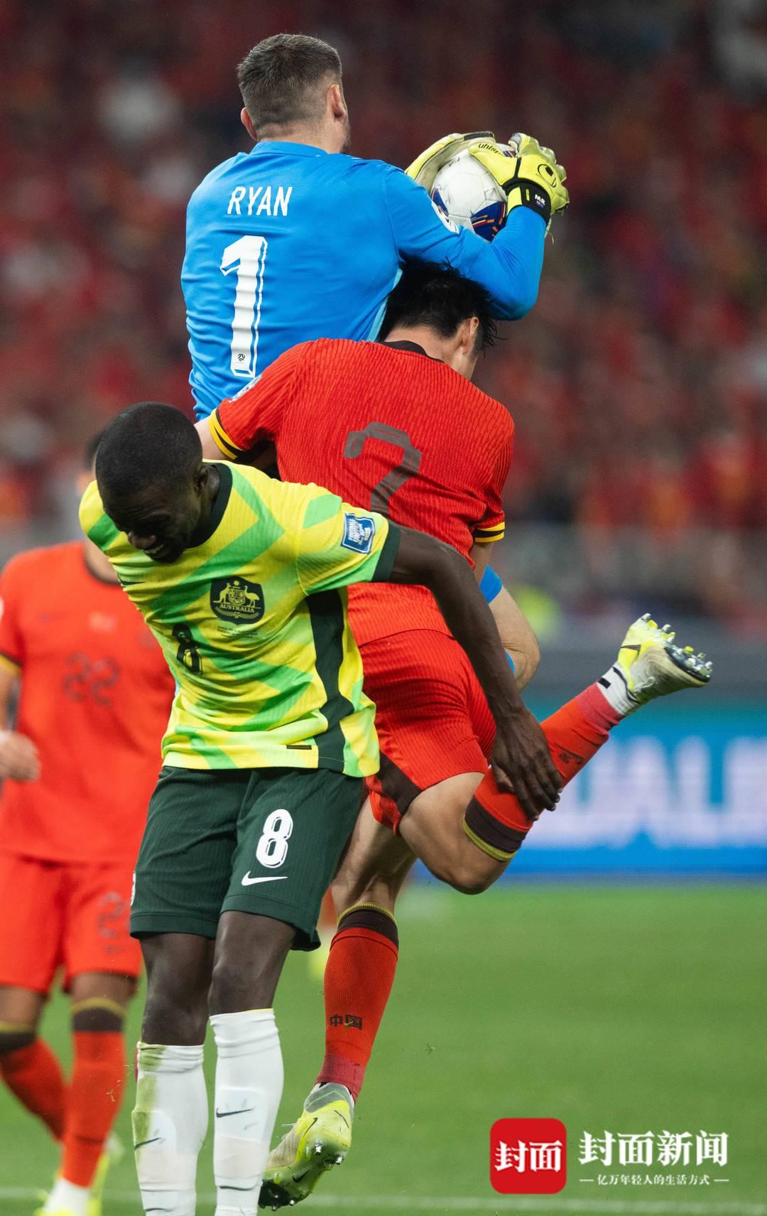 比赛中受伤的球员为队友加油 比赛中受伤的球员为队友加油