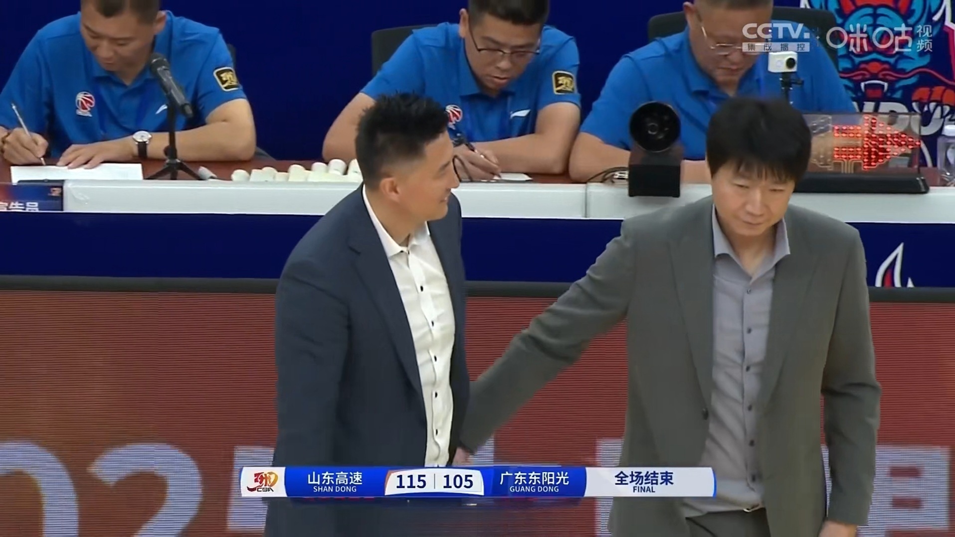 重庆队主场惨败于山东男篮,止步两连败 重庆队主场惨败于山东男篮,止步两连败