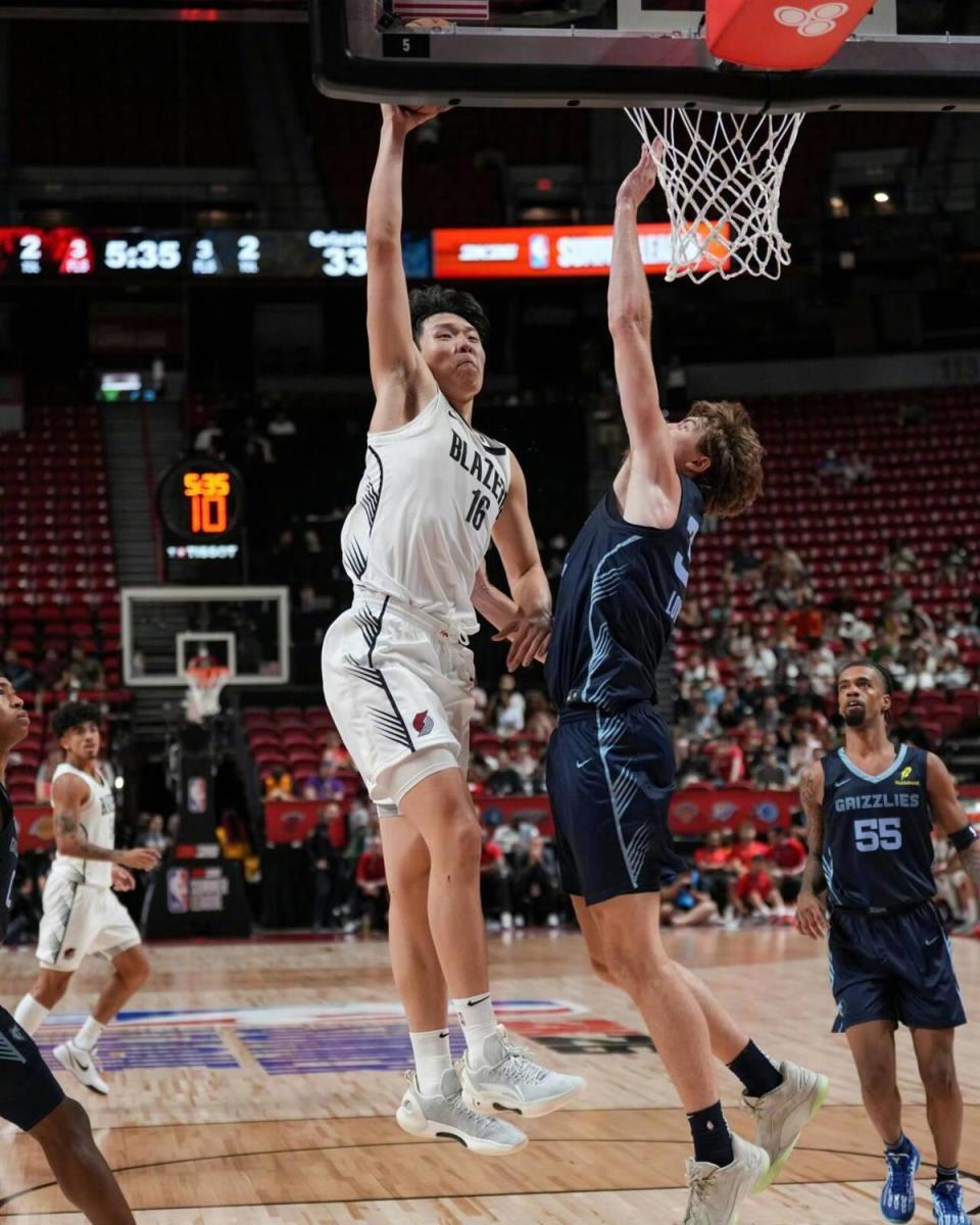 包含灰熊爆冷胜开拓者取得首胜的词条