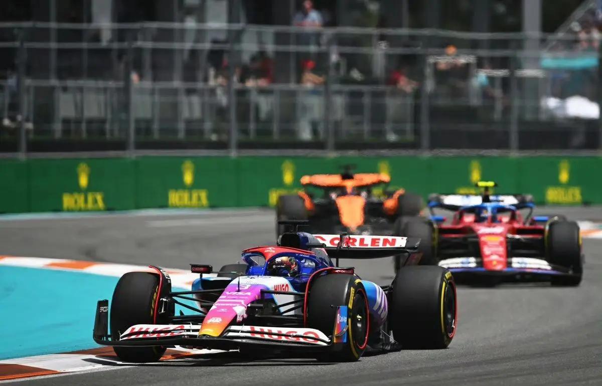 梅赛德斯险胜红牛二队,佩雷兹刷新纪录 梅赛德斯险胜红牛二队,佩雷兹刷新纪录