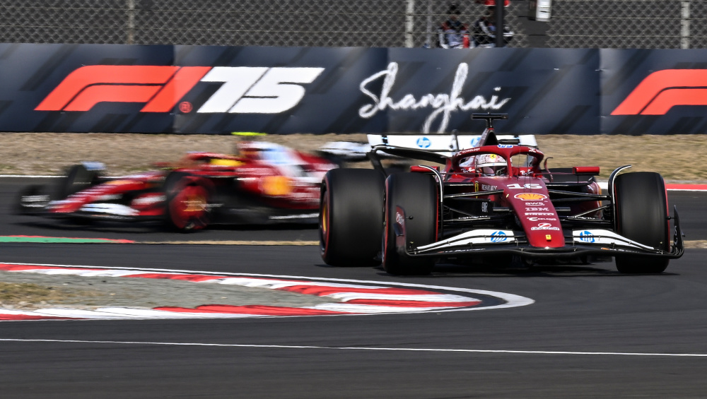 开云体育官方网站-梅赛德斯鏖战红牛二队，汉密尔顿点燃赛场